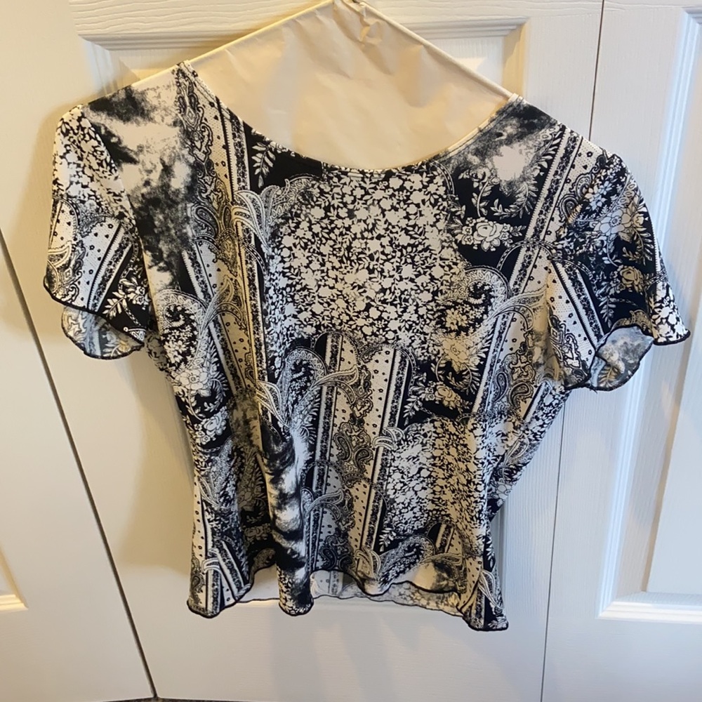 j.t.b Petite Women’s Black and White Floral Printed Short-Sleeve Top PM